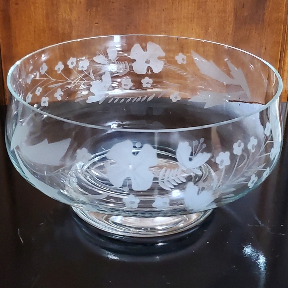 🇷🇴 8 1/2" Etched Floral Bowl with Thick Pedestal Base - Picture 10 of 16